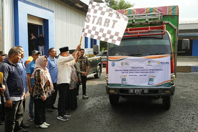 Bupati Andi Utta Lepas Pembagian Bantuan Beras Cadangan Pangan Pemerintah