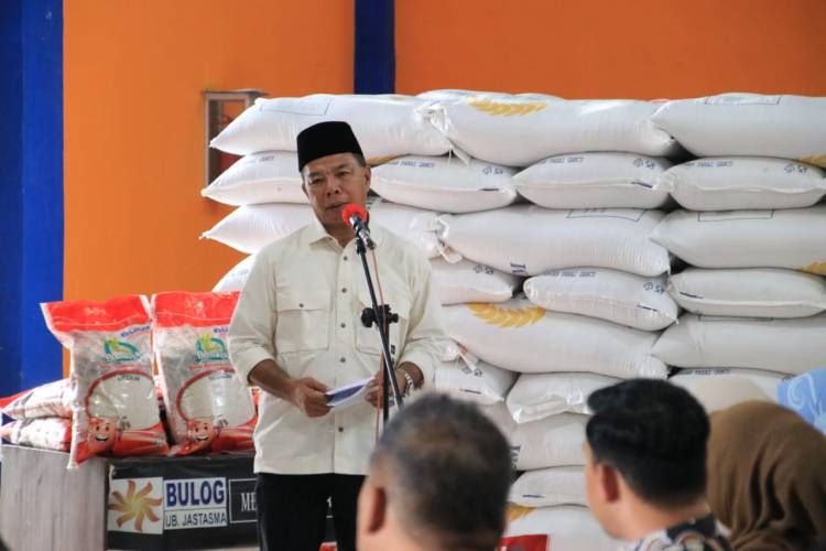 Bupati Andi Utta Lepas Pembagian Bantuan Beras Cadangan Pangan Pemerintah