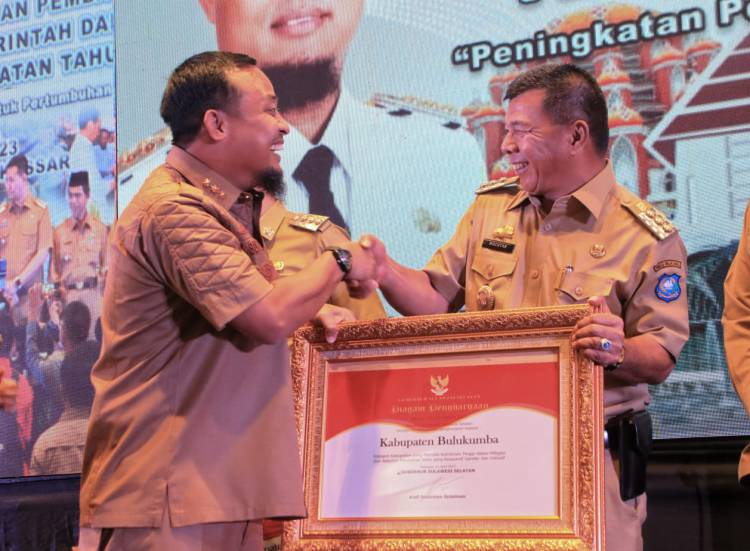 Bupati Andi Utta Terima Penghargaan Mitigasi dan Adaptasi Perubahan Iklim