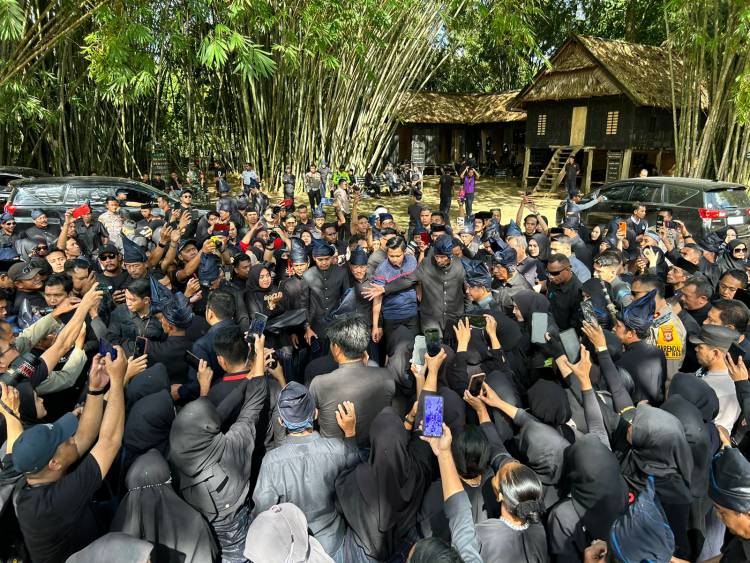 Ratusan Warga Bulukumba Sambut Mendagri di Ammatoa Kajang