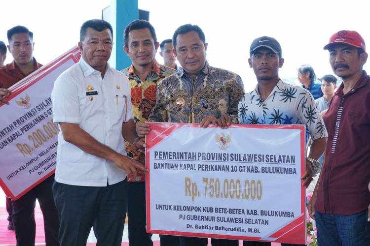 Pj Gubernur Sulsel Serahkan Bantuan Kapal Penangkap Ikan, Semua Dibuat di Bulukumba