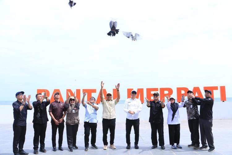 Pj Gubernur Bersama Andi Utta Lepas Burung Merpati Tanda Peresmian Pantai Merpati 