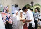 Safari Ramadan, Bupati Andi Utta Serahkan Gajinya untuk Guru Mengaji