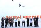 Pj Gubernur Bersama Andi Utta Lepas Burung Merpati Tanda Peresmian Pantai Merpati 