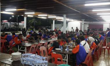 Andi Utta Jamu Makan Malam Kontingen Bulukumba di Sinjai
