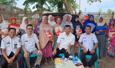 Ke Situbaru, Bupati Andi Utta Bagikan Beras kepada Warga