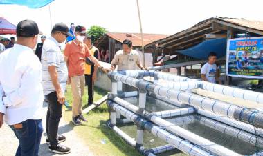 Bupati Andi Utta Serahkan Bantuan Keramba Rumput Laut
