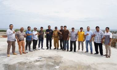 Pengrajin dan Pengusaha Saweran untuk Pembuatan Kapal Pinisi di Kantor Satu Atap