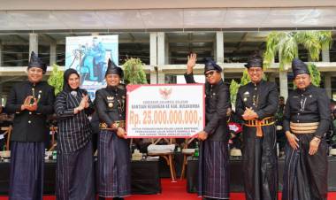 Hari Jadi Bulukumba, Gubernur Sulsel Serahkan Bantuan Keuangan Senilai Rp 25 M, untuk Pembangunan Kolam Labuh, Jalan, dan Subsidi Transportasi Darat