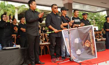 Dilepas Bupati Andi Utta, Ribuan Orang Berbusana Hitam Ikuti Karnaval Budaya