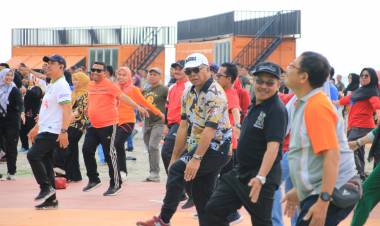 Jumat Pagi, TNI Polri dan Pemda Berbaur Senam Bersama di Pantai Merpati