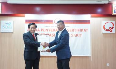 Didampingi Direktur RSUD, Bupati Andi Utta Terima Sertifikat Akreditasi Paripurna dari KARS
