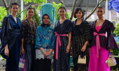 Busana Kain Kajang dan Bira Tampil di Fashion Show Inacraft 2023