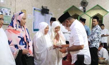Safari Ramadan, Bupati Andi Utta Serahkan Gajinya untuk Guru Mengaji