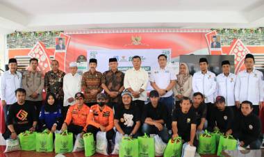 Bulukumba Berzakat, Bupati Andi Utta Tunaikan Zakat Fitrah dan Bagikan Paket Lebaran Ceria kepada Petugas Kebersihan 
