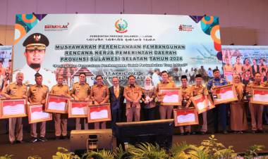 Bupati Andi Utta Terima Penghargaan Mitigasi dan Adaptasi Perubahan Iklim