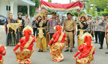 Kapolda Sulsel Tiba di Rujab Bupati Bulukumba, Disambut Tari Angngaru