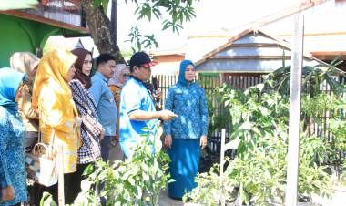 Kunjungi Ela-Ela, Herfida Muchtar Motivasi Warganya Menjadi Kelurahan Terbersih.