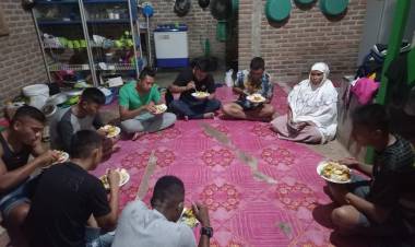 Jalin Kebersamaan, Personil Satgas TMMD Makan Malam Bersama di Rumah Warga 