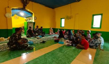 Tanamkan Nilai Agama Sejak Dini, Satgas TMMD Ajari Anak-anak Mengaji