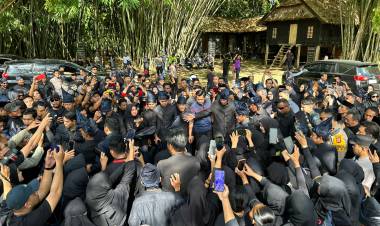 Ratusan Warga Bulukumba Sambut Mendagri di Ammatoa Kajang