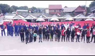 Sekda Ali Saleng Pimpin Pengibaran Bendera di Bawah Laut Bulukumba