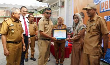 Realisasi PBB 100 Persen, Bupati Andi Utta Beri Penghargaan