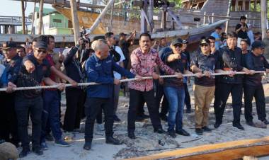 Pj Gubernur Bahtiar Ikut Annyorong Lopi, Kepala OJK: Tradisi yang Menggambarkan Kebersamaan dan Gotong Royong