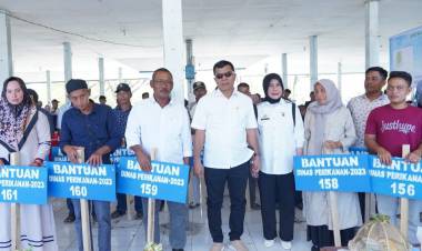 Lagi, Bupati Andi Utta Serahkan 123 Rumpon ke 21 Kelompok Nelayan