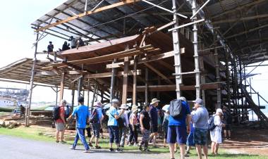 Tiba di Bulukumba, Rombongan Turis Mancanegara Terpesona Pembuatan Kapal Pinisi