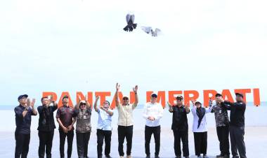 Pj Gubernur Bersama Andi Utta Lepas Burung Merpati Tanda Peresmian Pantai Merpati 