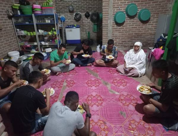 Jalin Kebersamaan, Personil Satgas TMMD Makan Malam Bersama di Rumah Warga 
