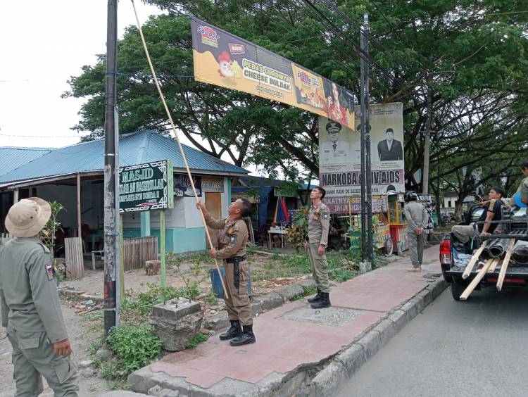 Tak Kantongi Izin dan Menganggu Keindahan Kota, Satpol PP Tertibkan Baliho