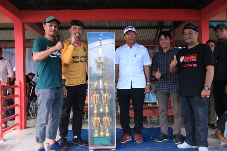 Bupati Andi Utta Tutup Turnamen Sepakbola di Dampang, Final Berakhir Dramatis