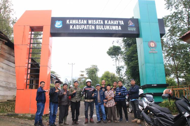 Hari Libur, Bupati Andi Utta Kendarai Motor Keliling Kindang