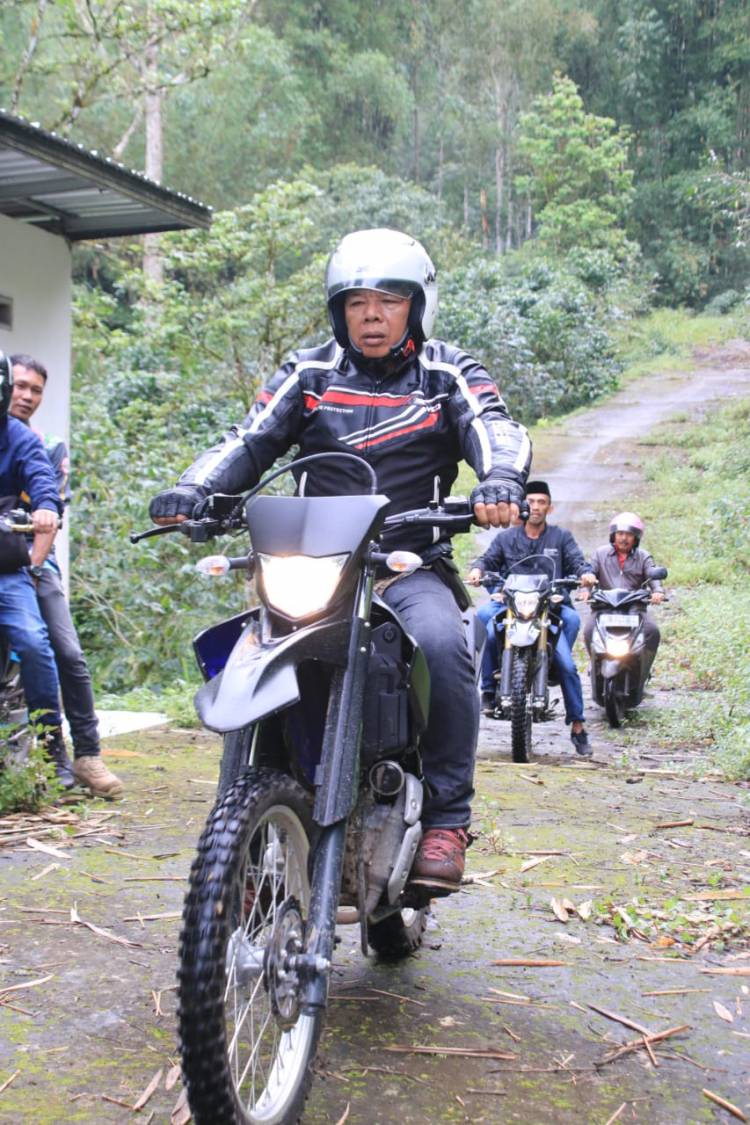 Hari Libur, Bupati Andi Utta Kendarai Motor Keliling Kindang