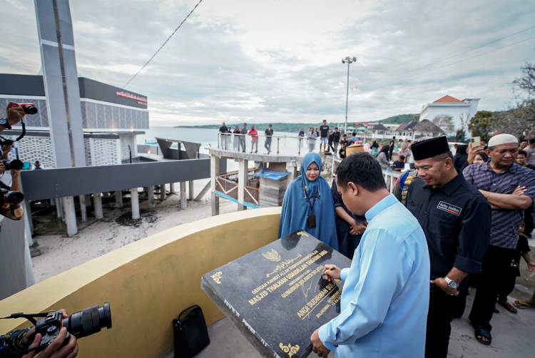 Diresmikan Gubernur, Masjid Thalhah Ubaidillah Jadi Ikon Baru Tanjung Bira Bulukumba