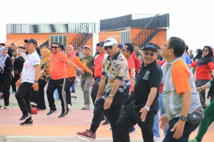 Jumat Pagi, TNI Polri dan Pemda Berbaur Senam Bersama di Pantai Merpati