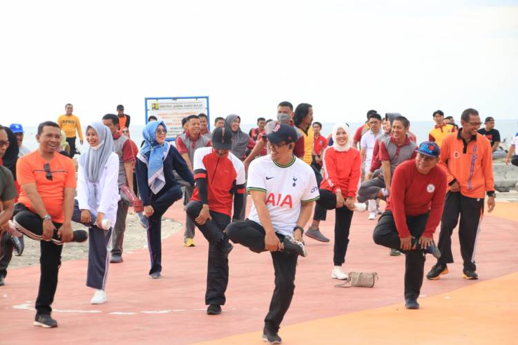 Jumat Pagi, TNI Polri dan Pemda Berbaur Senam Bersama di Pantai Merpati