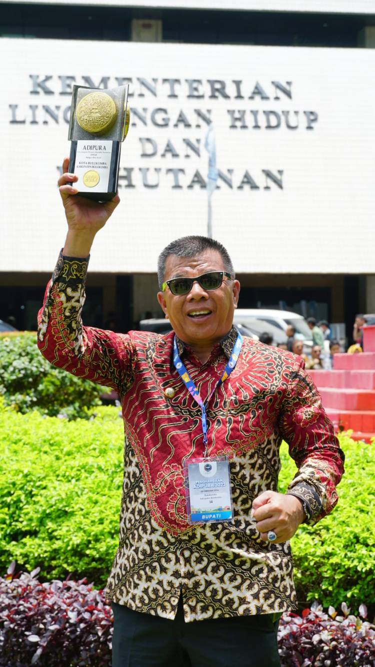 Pertama Kalinya, Bupati Andi Utta Terima Piala Adipura