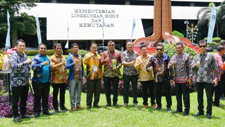 Pertama Kalinya, Bupati Andi Utta Terima Piala Adipura