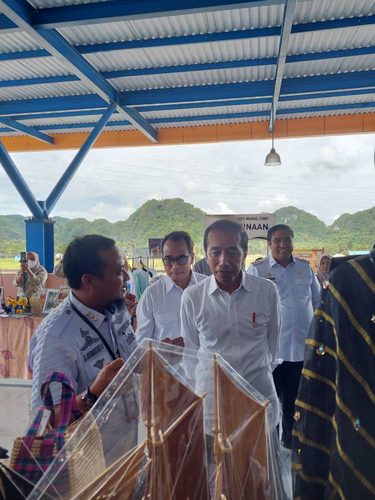 Jokowi Kunjungan Stan Pameran Bulukumba, Ketua Dekranasda Kenalkan Pinisi dan Wisata Tanjung Bira