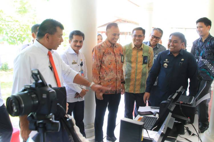 Andi Utta Luncurkan Loket Layanan Adminduk di Desa dan Kelurahan