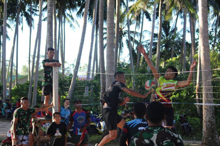 Jaga Kebugaran Fisik, Anggota Satgas TMMD 117 Gelar Olahraga Bersama Warga