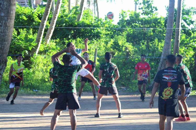 Jaga Kebugaran Fisik, Anggota Satgas TMMD 117 Gelar Olahraga Bersama Warga