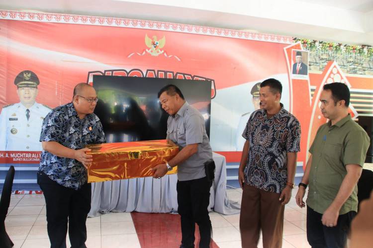 Dukung Gerakan Pembagian Bendera, Kajari Bulukumba Sumbang 100 Bendera Merah Putih