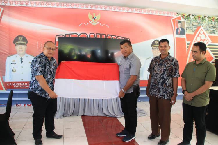 Dukung Gerakan Pembagian Bendera, Kajari Bulukumba Sumbang 100 Bendera Merah Putih