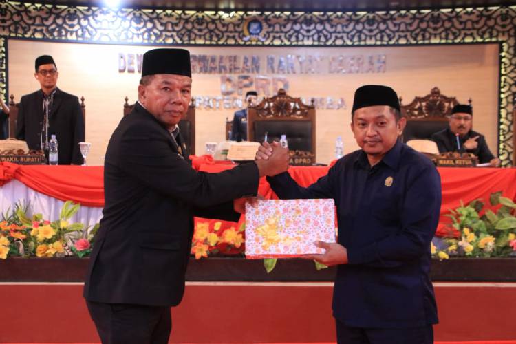 Bupati Andi Utta Serahkan KUA-PPAS RAPBD 2024