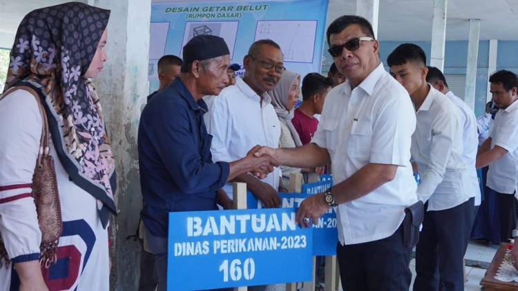 Lagi, Bupati Andi Utta Serahkan 123 Rumpon ke 21 Kelompok Nelayan